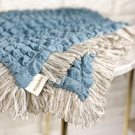 犬用ふんわりブランケット、ポップコーン生地とフリル付きデザイン
