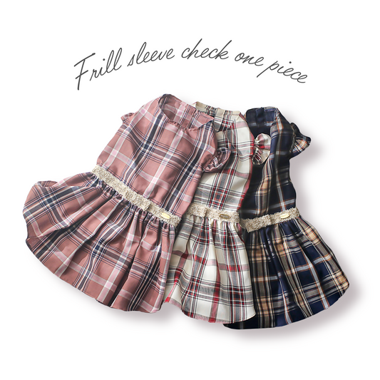 チェック柄の犬用ワンピース、フリル袖のディテール
