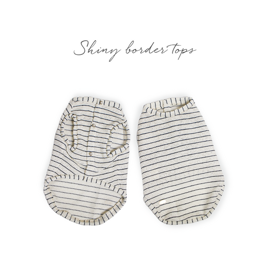 キラキラ感のあるボーダーデザインの犬用トップス
